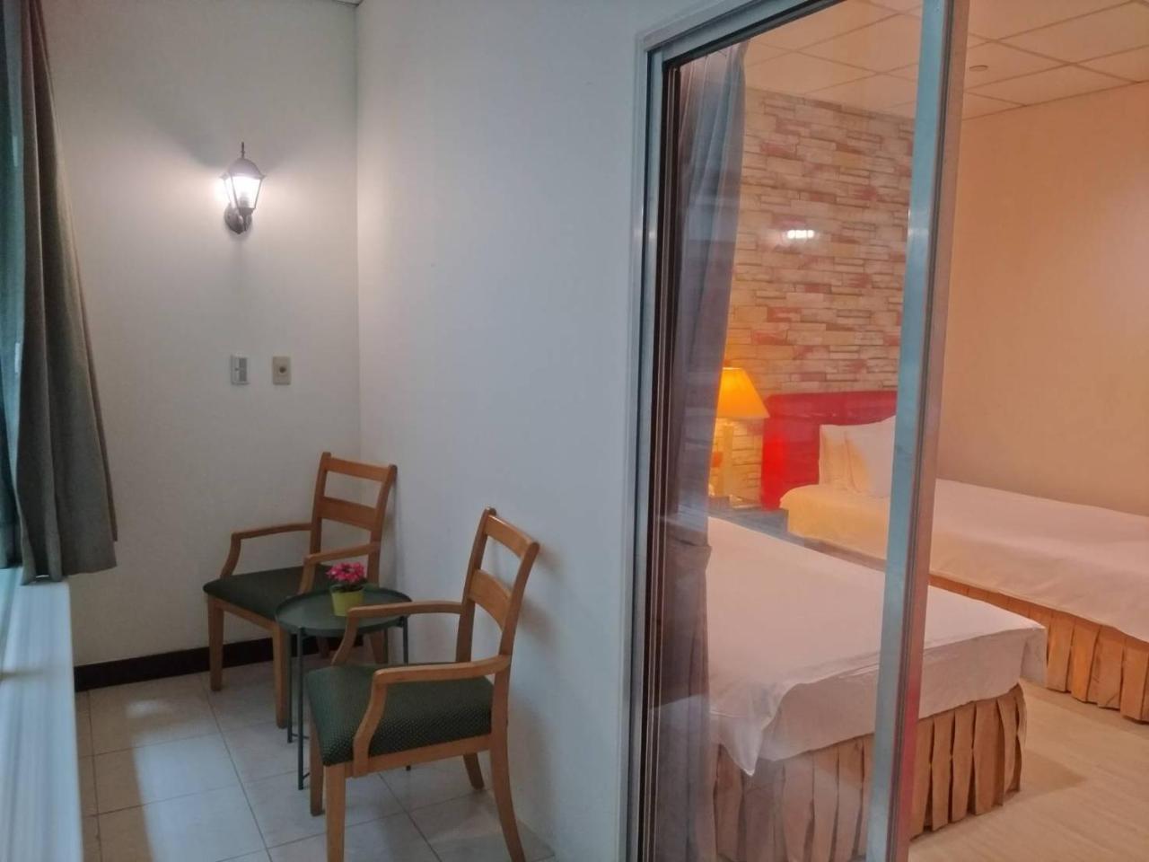 85 eagle hotel Kaohsiung Esterno foto